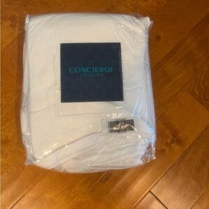 Cooling Blanket Twin Concierge Collection White Comforter Twin NWT